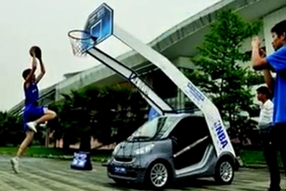 视频：成都牛人花20万把Smart改成篮球架