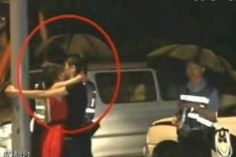 视频：19岁青年酒驾撞死人一旁与女子缠绵