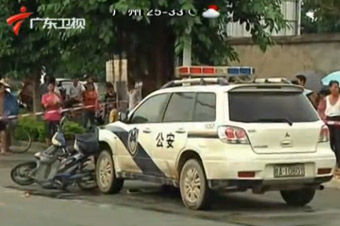 视频：南宁警车闹市连撞7人现场 警方调查无酒驾