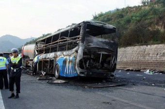 视频：陕西卧铺客车追尾起火致36人死亡