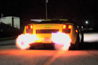 视频：双涡轮增压兰博基尼Gallardo喷火