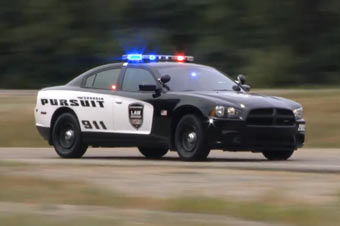 视频：公路制霸！2013款道奇挑战者警车