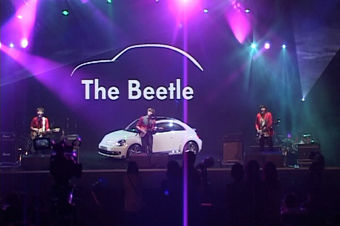 视频：果味VC乐队献唱甲壳虫上市发布会