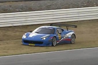 视频：法拉利458 GT2赛车失控险撞毁