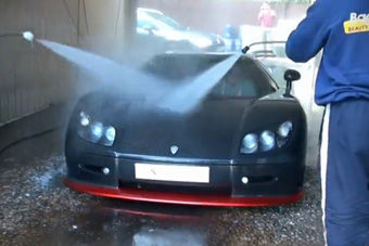 视频：柯尼塞格晴天户外“洗澡”