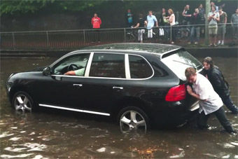 视频：百万豪车被毁 老外保时捷卡宴玩涉水