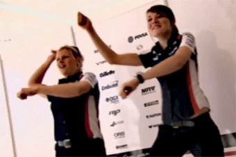 视频：F1韩国站众人大跳“江南style”