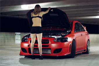 视频：橘色诱惑！比基尼高跟辣妹驾驭改装EVO