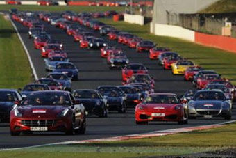 视频：各牌豪车大盘点 千辆法拉利齐聚赛道