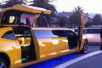 视频：绝对惊艳 加长版大黄蜂亮相街头