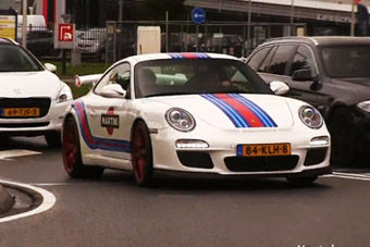 视频：Martini涂装版保时捷997 GT3街头狂吼