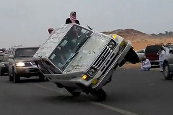 视频：阿三变态玩车 侧轮着地疯狂开