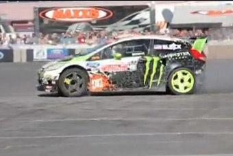 视频：漂神现身 Ken Block美国改装展亮漂移绝活儿