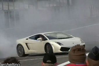 视频：“疯牛”现场演绎烧胎原地甩尾漂移