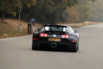 视频：布加迪威龙直道起步疯狂加速测试