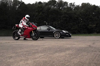 视频：保时捷GT2 RS pk 杜卡迪1199