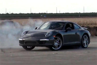 视频：保时捷卡雷拉S烧胎玩漂移