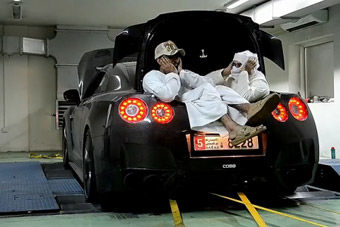 视频：阿拉伯“白袍”狂躁测试日产GT-R