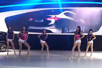 视频：广州车展 北京现代展台韩国大模热舞表演