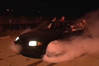 视频：老外真会玩 平地烧胎白烟四起