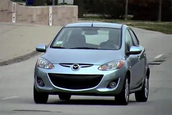 视频：时尚新贵 外媒试驾2013款马自达2（中文字幕）