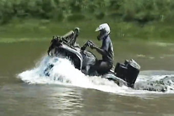 视频：“史上最牛四驱越野”秒杀深水坑