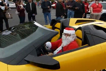 视频：史无前例！圣诞老人开敞篷兰博基尼