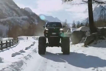 视频：末日必备车！ 菲亚特熊猫换巨脚雪上跑