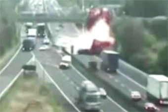 视频：保持车距 远离大货！国外卡车车祸集锦