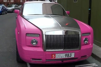 视频：这车绝对装嫩！劳斯莱斯幻影通体改粉红色