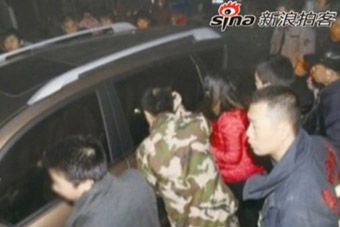 视频：幼童被困车内 父母心疼爱车不愿砸车救孩子