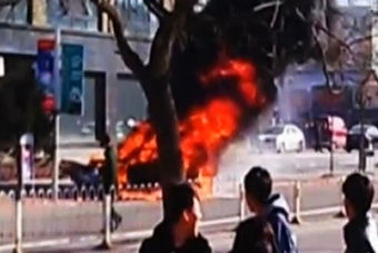 视频：河北男子驾车撞23名学生后烧车视频曝光