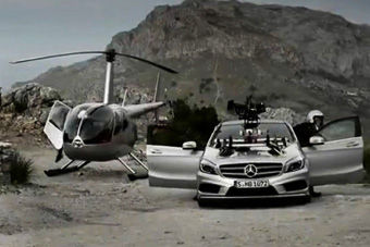 视频：绝对大片级拍摄 全新奔驰A级跟拍飞机