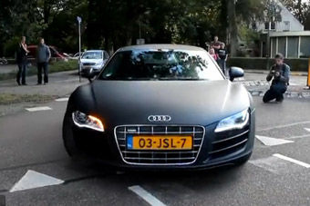 视频：炭黑哑光奥迪R8出街赚翻眼球