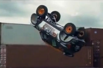 视频：MINI Cooper上演直体后空翻