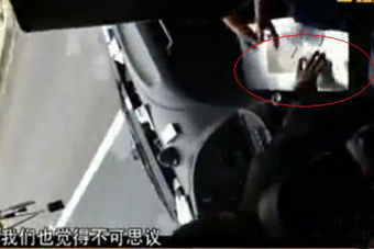 视频：满载乘客大巴司机 边高速超车边聚众赌钱