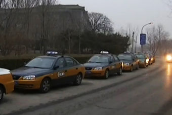 视频：帝都打车难 司机不拉活 黑车狠要价