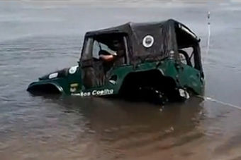 视频：玩越野也需加小心 不只是要技术好