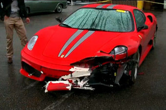 视频：法拉利430赛道热车 不想竟被撞毁