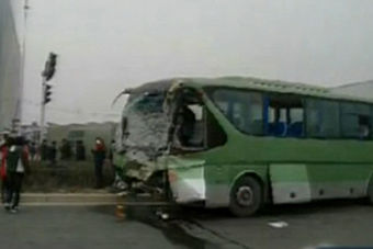 视频：河南富士康两辆班车相撞，致7死20余伤