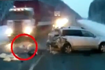 视频：俄罗斯车祸小孩甩出车外 幸运躲过大卡车