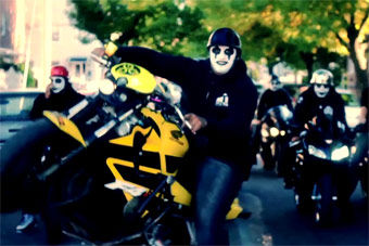 视频：鬼脸秀摩托特技！打扮这样是去万圣节么