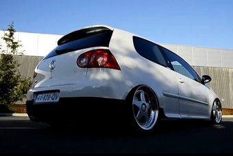 视频：性感的圆屁股 五代高尔夫玩Hella Flush改装