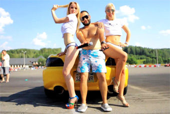 视频：细腰比基尼车模湿身戏水