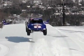 视频：滑雪利器 900匹皮卡上演雪上飞