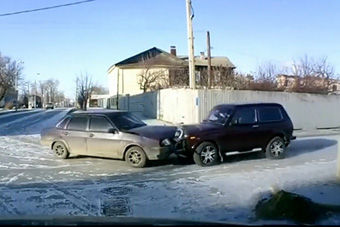 视频：小心驾驶！国外雨雪天气公路车祸集锦