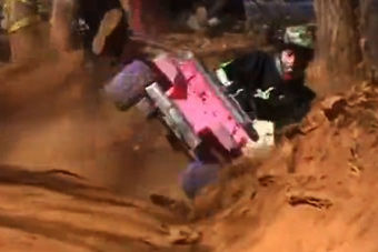 视频：人仰马翻！看老外玩具车最野蛮玩法