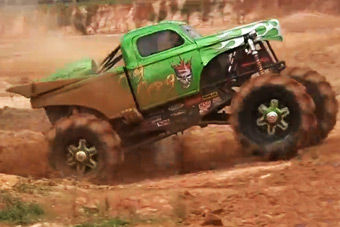 视频：排气吓人！巨脚改装怪物横行沙丘