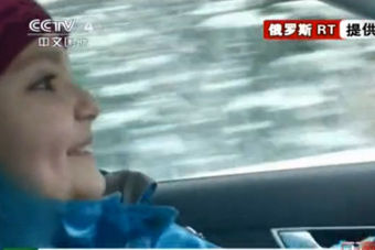 视频:实拍俄罗斯8岁女童超速驾驶 父亲在旁催促