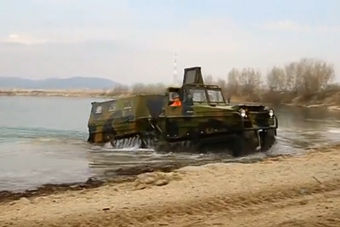 视频：真正的神器！沃尔沃BV202水陆两用履带车
